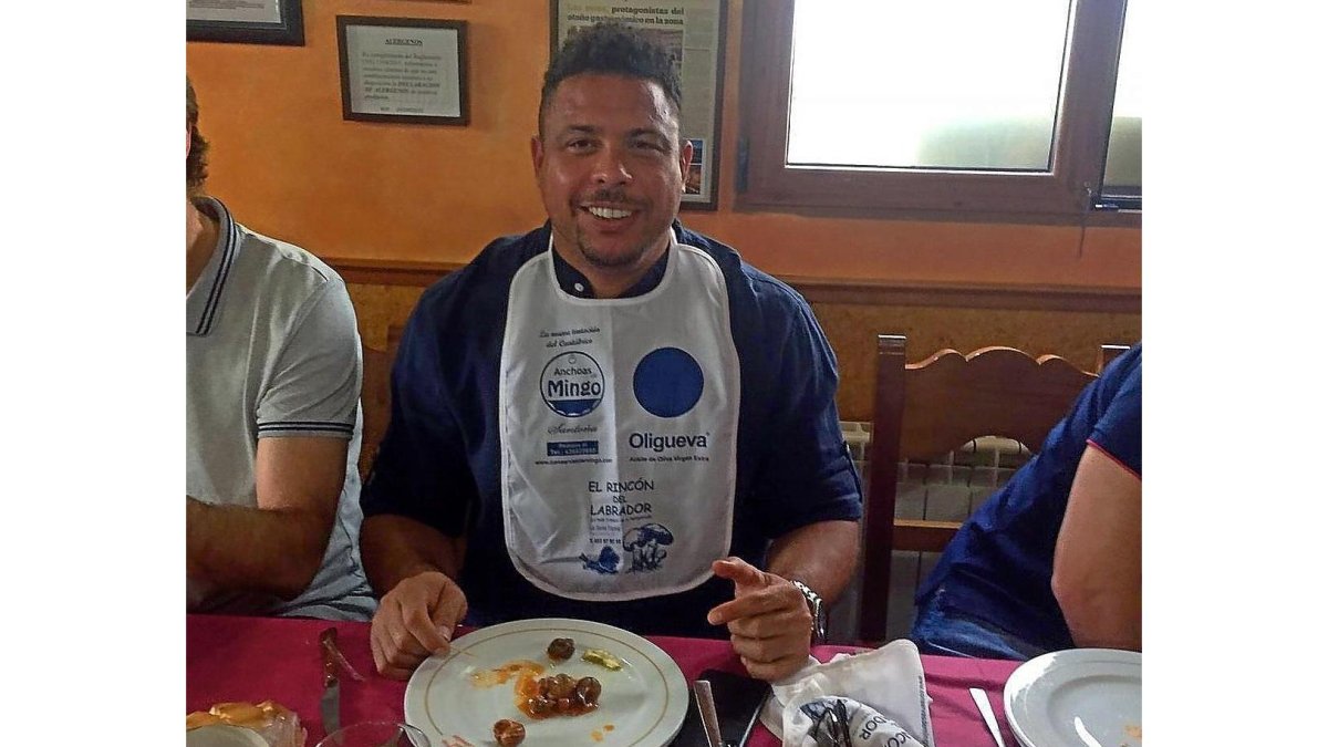 Ronaldo degusta caracoles por primera vez.-D.V.