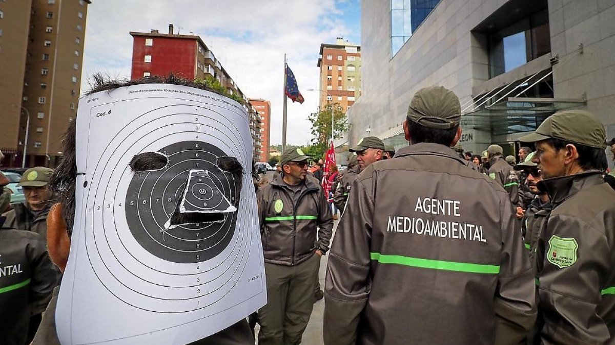 Agentes medioambientales frente a la consejería.-MIGUEL ÁNGEL SANTOS/ PHOTOGENIC