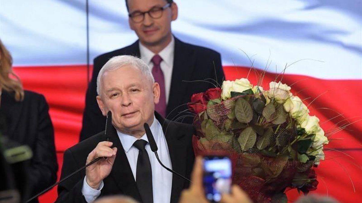 Kaczynski festeja ante sus simpatizantes la rotunda victoria que le conceden los sondeos en las elecciones legislativas polacas.-EFE / EPA / RADEK PIETRUSZKA