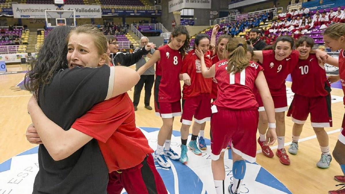 Las cadetes de Castilla y León celebran su pase a la final en 2015.-P. REQUEJO