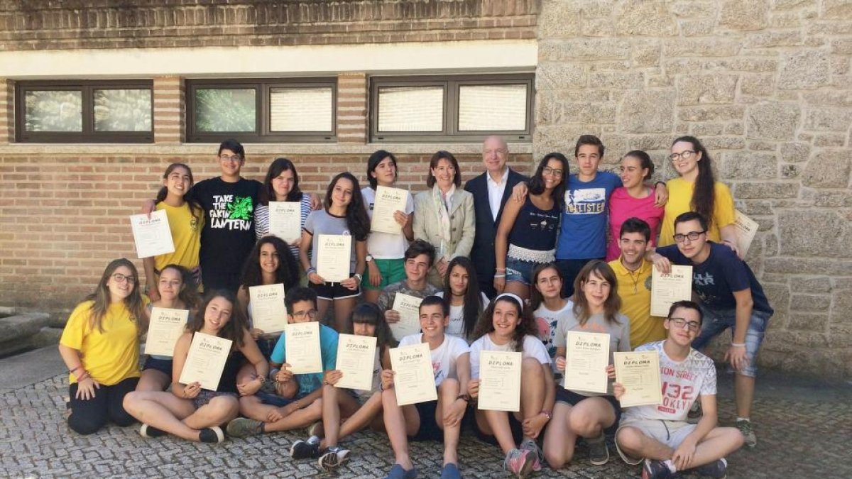 La directora general de Innovación de la Consejería de Educación, María del Pilar González, y el delegado de Iberdrola en la Comunidad, Joaquin Boneta, junto a los 20 primeros alumnos del curso de inmersión lingüística en Villarino (Salamanca).-ICAL
