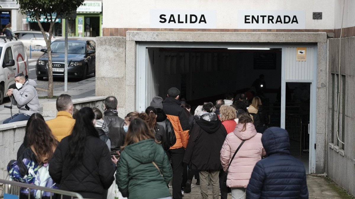 Largas colas en un punto de detección Covid-19.- ICAL
