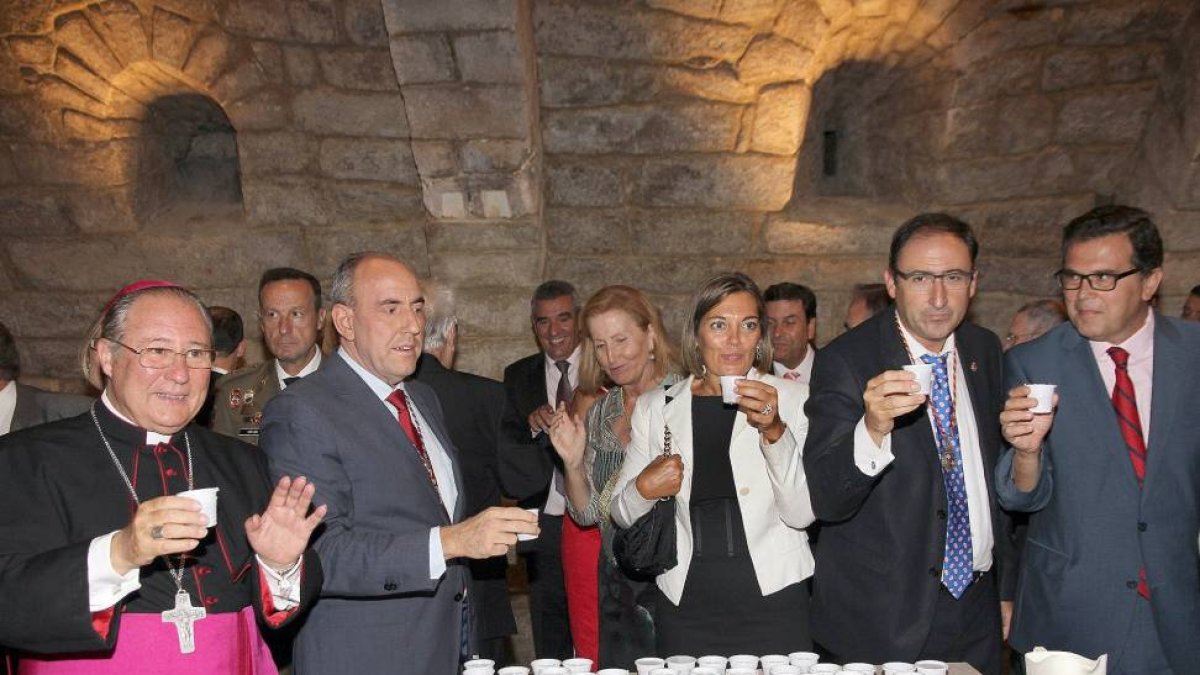 Palencia celebra el día grande de sus fiestas patronales con una procesión de la imagen de San Antolín, participan, de izquierda a derecha, el obispo Esteban Escudero; el presidente de la Diputación de Palencia, José María Hernández; la consejera de Famil-Ical
