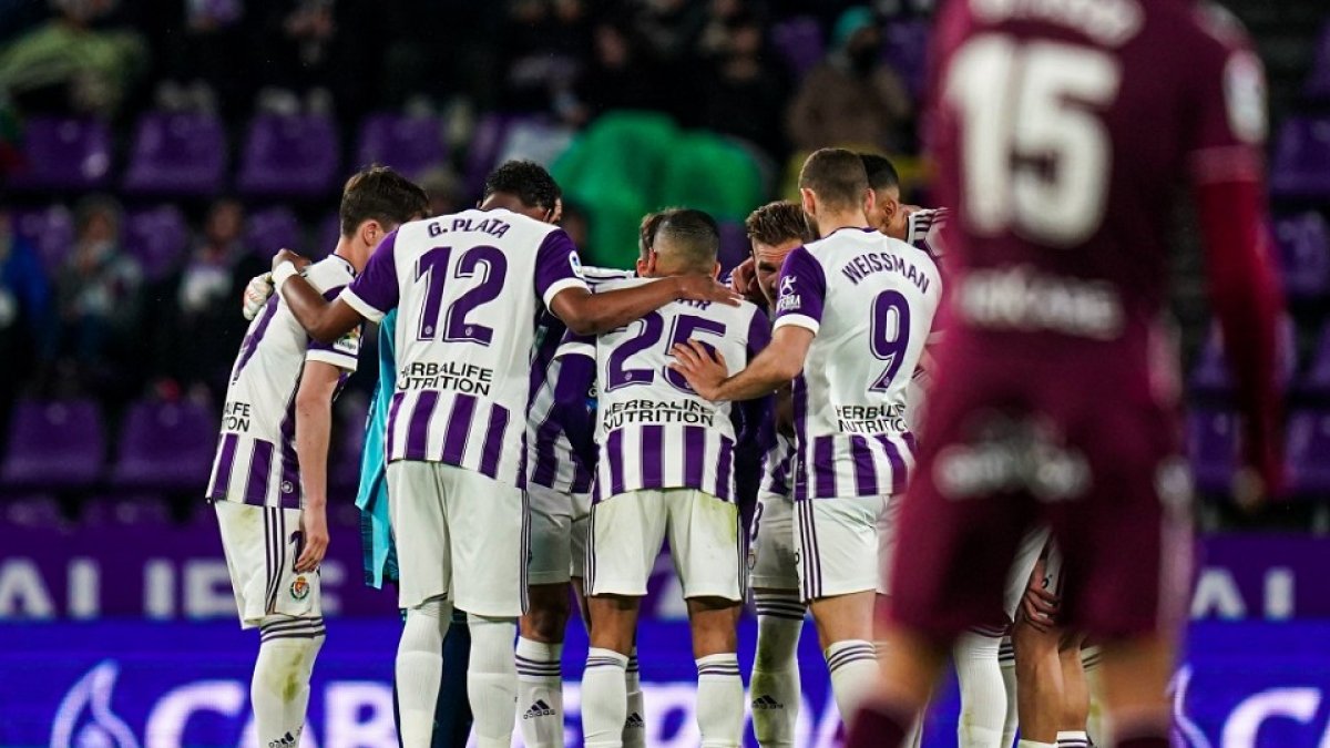 Los jugadores del real Valladolid hacen corro tras el gol encajado ante La Real B. / IÑAKI SOLA / RVCF