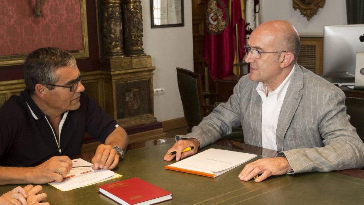 Arturo Fernández, alcalde de Cabezón de Pisuerga, y Jesús Julio Carnero, durante su reunión en la Diputación.-EM