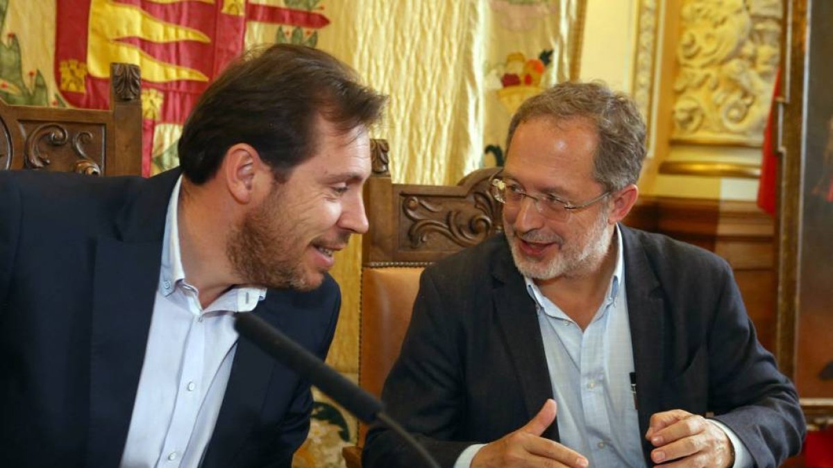 El alcalde de Valladolid, Óscar Puente, y el concejal de Urbanismo, Manuel Saravia, tras la primera reunión del equipo de Gobierno del Ayuntamiento-ICAL