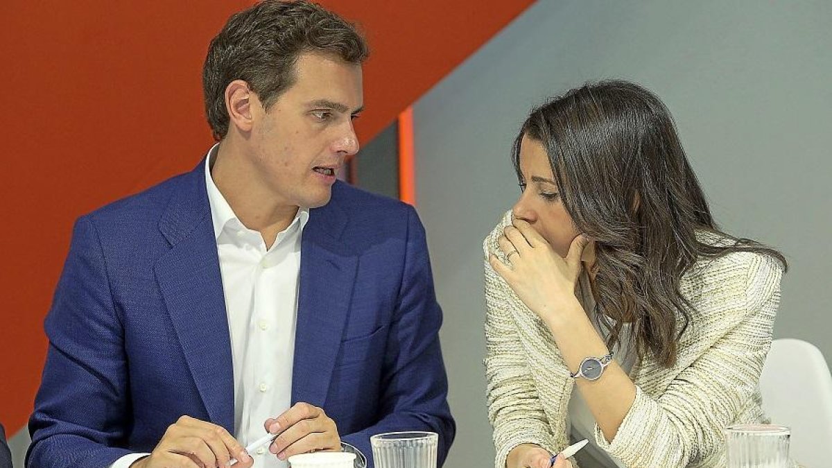 Albert Rivera dialoga con Inés Arrimadas, en un momento de la reunión de la directiva de Cs en Madrid.-ICAL