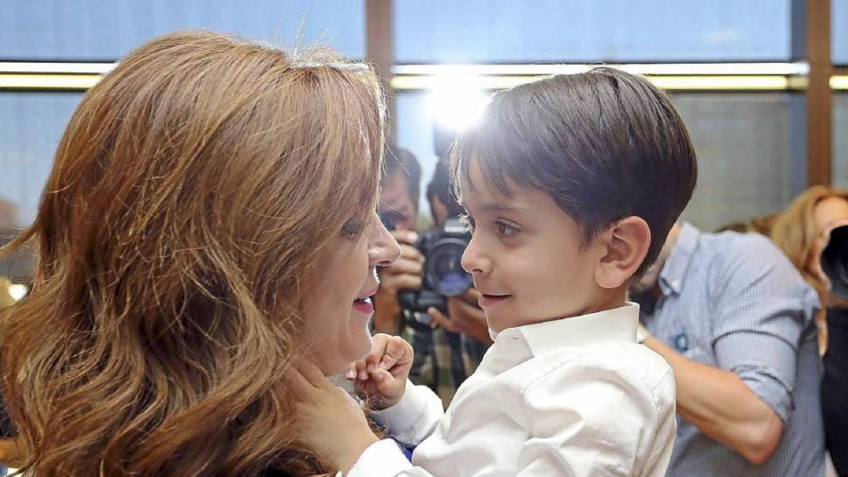 Silvia Clemente junto a su hijo Rafael.-ICAL