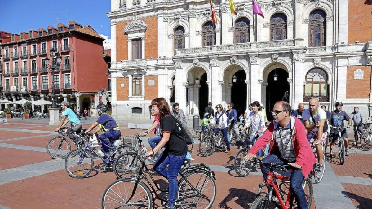 Los concejales María Sánchez, Ana Redondo y Luis Vélez, en bici por la Plaza Mayor.-Ical