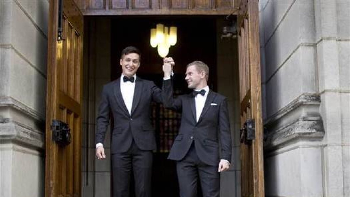 La pareja Larry y Daniel Lennox-Choate, tras su boda en la capilla de la academia militar de West Point, en noviembre de 2013.-Foto: AP / JILL KNIGHT