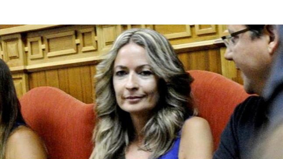 La exconcejala de Los Yébenes Olvido Hormigos, durante un pleno celebrado en el Ayuntamiento en septiembre del 2012.-EFE / PÉREZ HERRERA