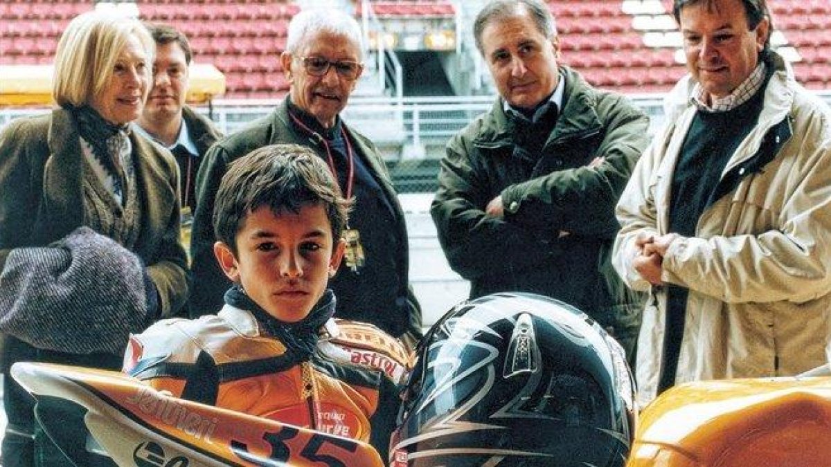 Juliá Márquez y Roser Alentá desayunan con sus hijos Marc, en primer término, y Àlex al fondo, en uno de los múltiples circuitos de karting a los que iban a competir cuando sus hijos empezaban en el motociclismo.-ARCHIVO GUIM TODA