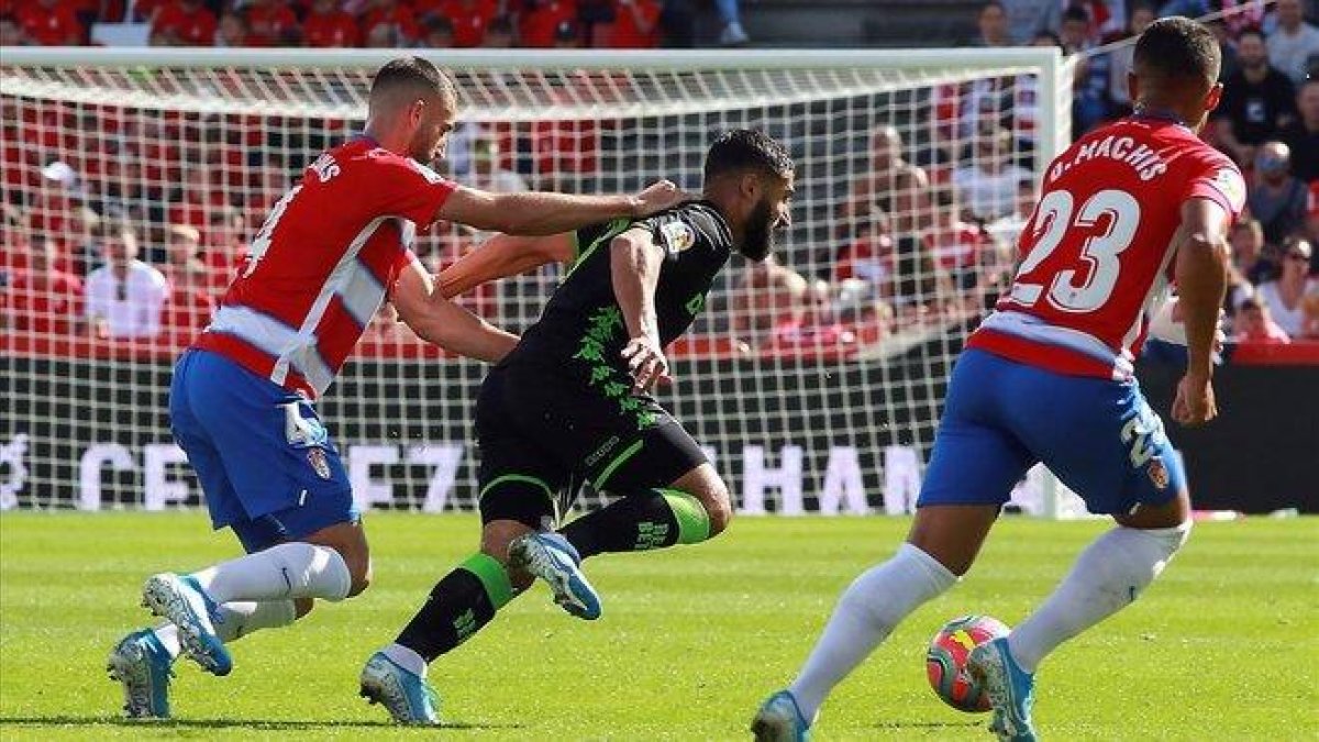 Gonalons trata de arrebatar el balón a Fekir.-PEPE TORRES (EFE)