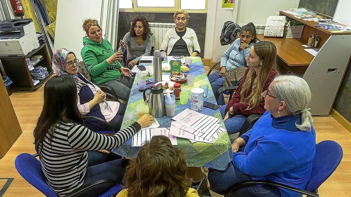 El grupo de mujeres que integra la Asociación Progestión celebra su reunión semanal de los jueves.-ICAL