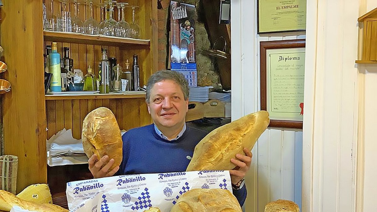 Fermín con un lote de productos salidos del horno de su obrador zamorano. / H. M. P.