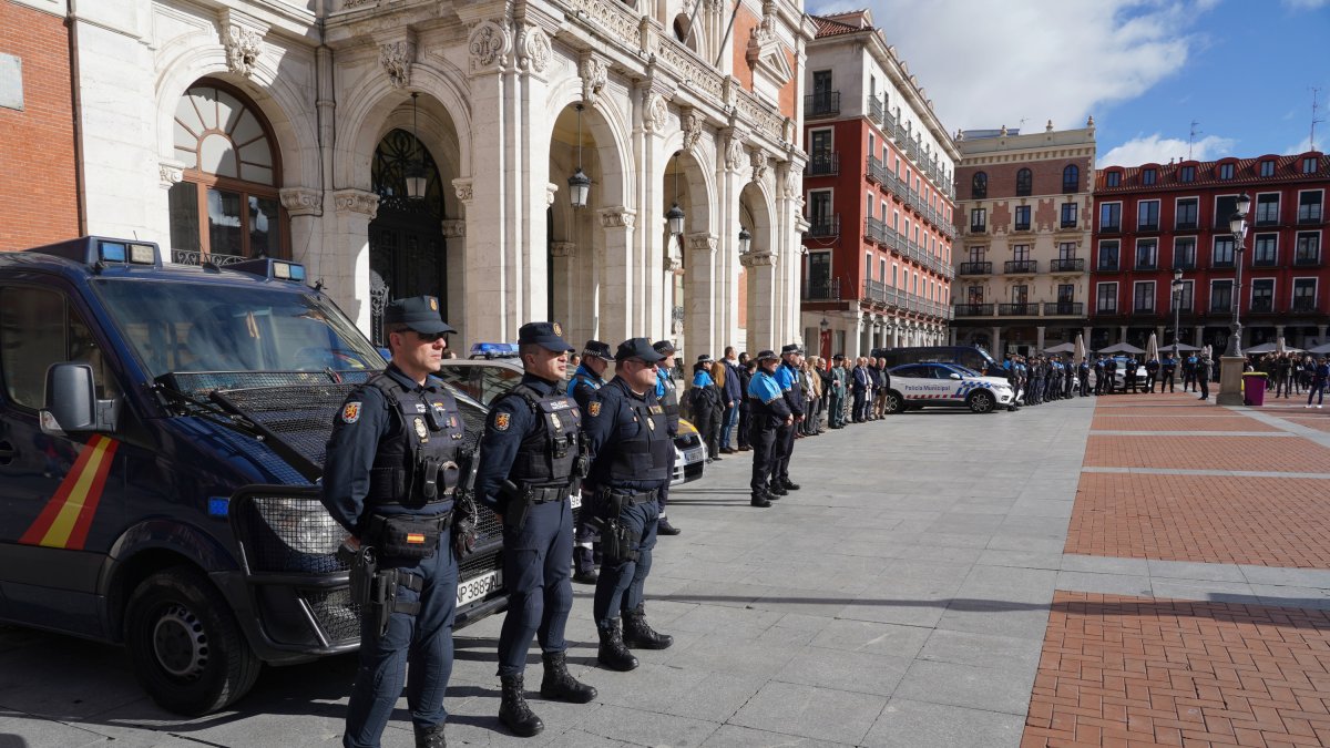 Minuto de silencio por los guardias civiles de Barbate en la plaza Mayor de Valladolid - ICAL