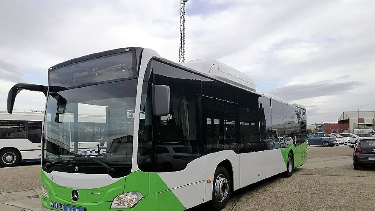 Modelo del autobús Mercedes con gas natural que comenzará a circular por la ciudad a patir del mes de enero. EL MUNDO