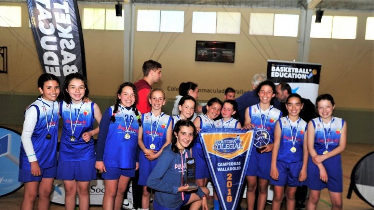 Las chicas de Agustinas posan con su tercer estandarte consecutivo conseguido en la PequeCopa.-GEIC