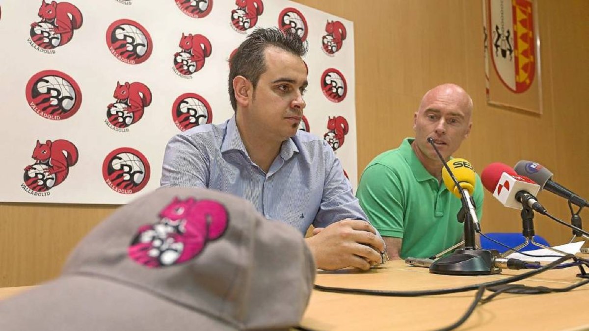 Iñaki Martín, primer entrenador del CB Ciudad deValladolid, junto a su presidente Mike Hansen, en la presentación en el colegio San José.-Pablo Requejo