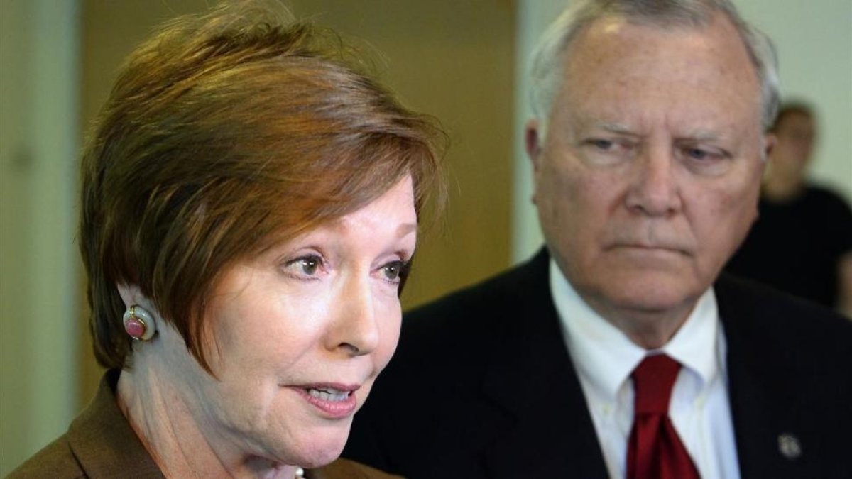 Brenda Fitzgerald, junto al gobernador de Georgia, en octubre del 2014.-/ AP / DAVID TULLS