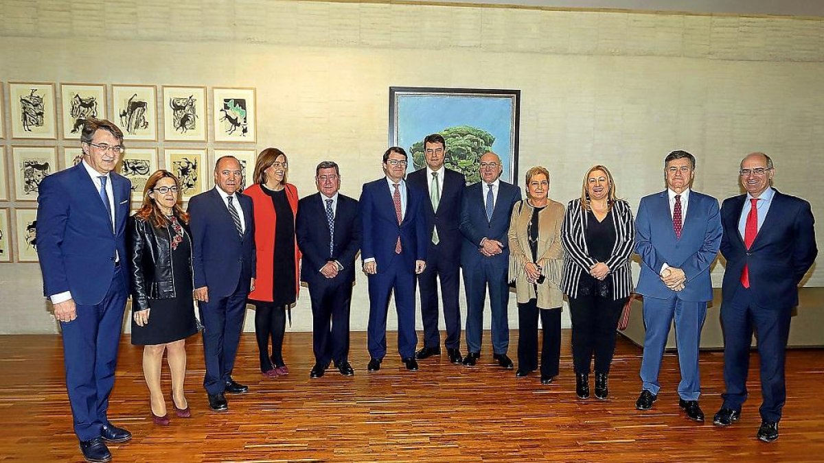 Alfonso Fernández Mañueco, en el centro, acompañado por el próximo presidente de las Cortes, Ángel Ibáñez, el secretario regional del partido y los nueve presidentes provinciales.-ICAL
