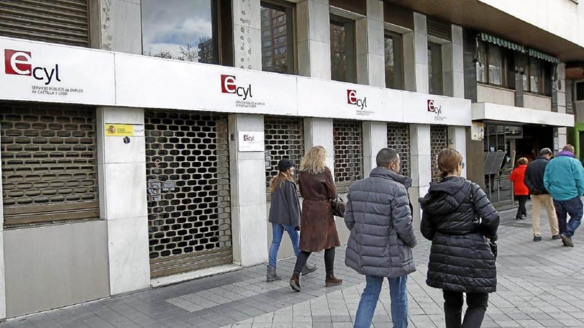Oficina de ECyL en la plaza de Poniente.-J.M.LOSTAU