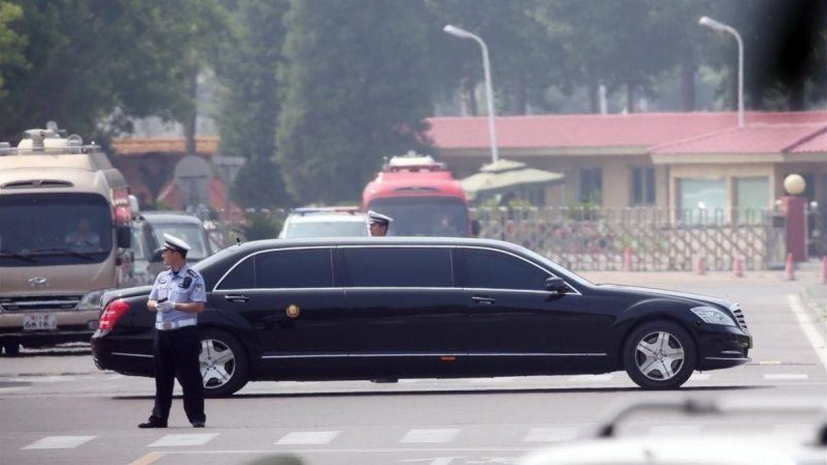 El sedan negro  en el que supuestamente viaja el lider norcoreano Kim Jong-un abandona el aeropuerto internacional de Pekín.-EFE