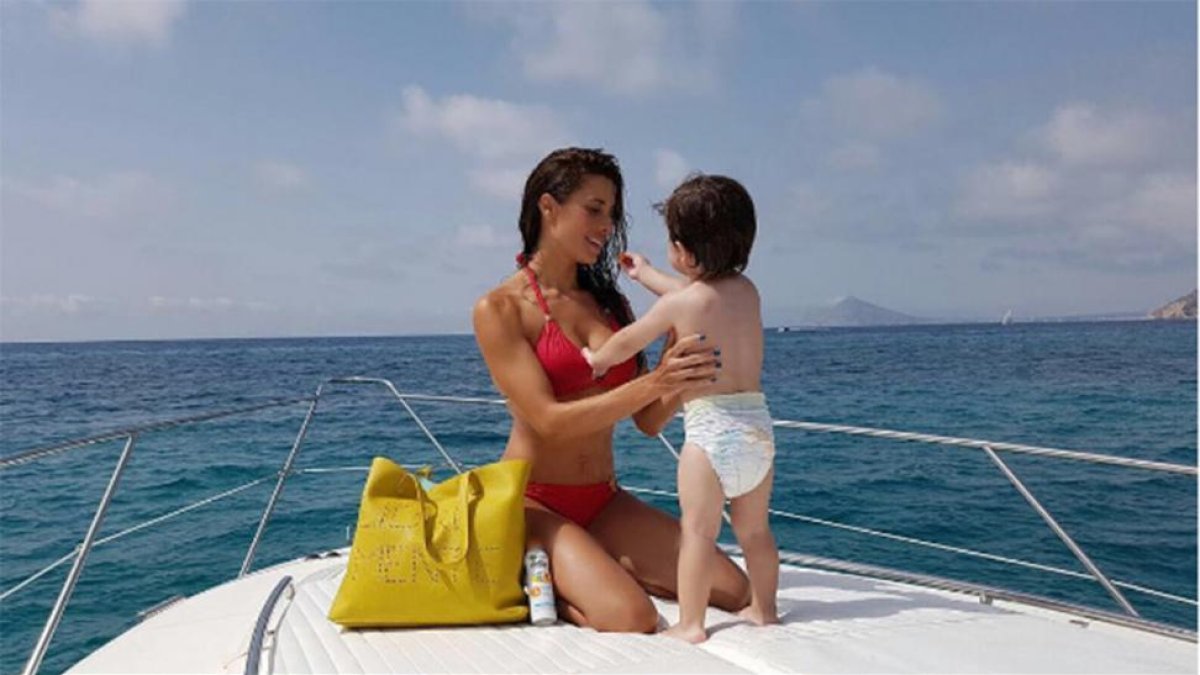 Pilar Rubio, con su hijo Sergio en el yate.-INSTAGRAM