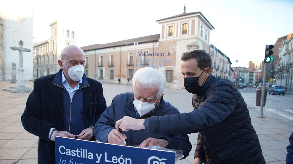 El presidente de la Diputación de Valladolid, Conrado Iscar, junto a los ex presidentes, Felix Calvo, Jesús Julio Carnero, y Ramiro Ruiz Medrano, firman Un manifiesto a favor del mando rural. -ICAL