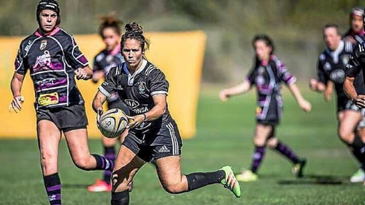 Carmen Olías se dispone a pasar el oval durante un partido de El Salvador.-D.V.