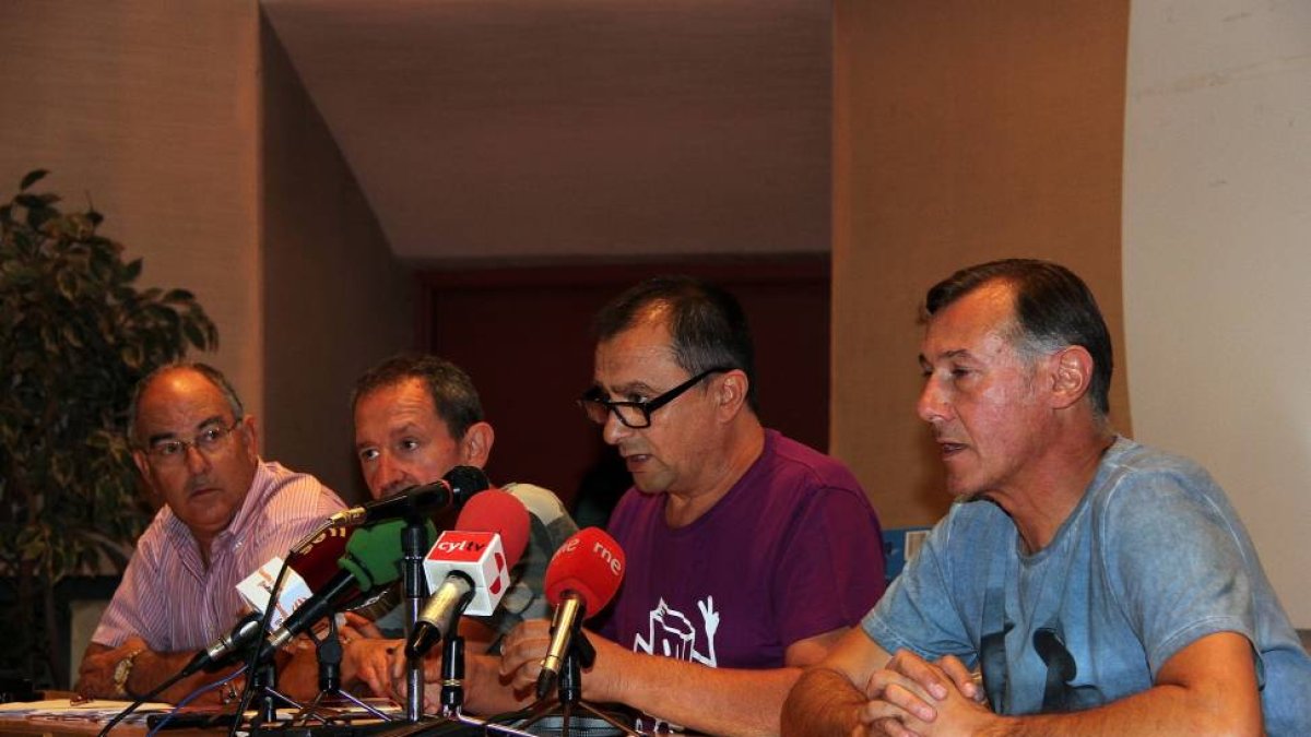 Enrique Reguero (CD), representante del comité de empresa del Grupo Everest, comparece en la sede de UGT para hablar de la situación de la compañía.-ICAL