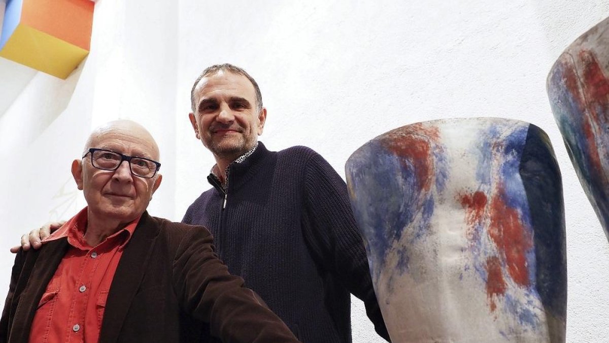 José Noriega y Félix Sanz Sastre, en La Maleta, junto a varios trabajos del segundo.-MIGUEL ÁNGEL SANTOS