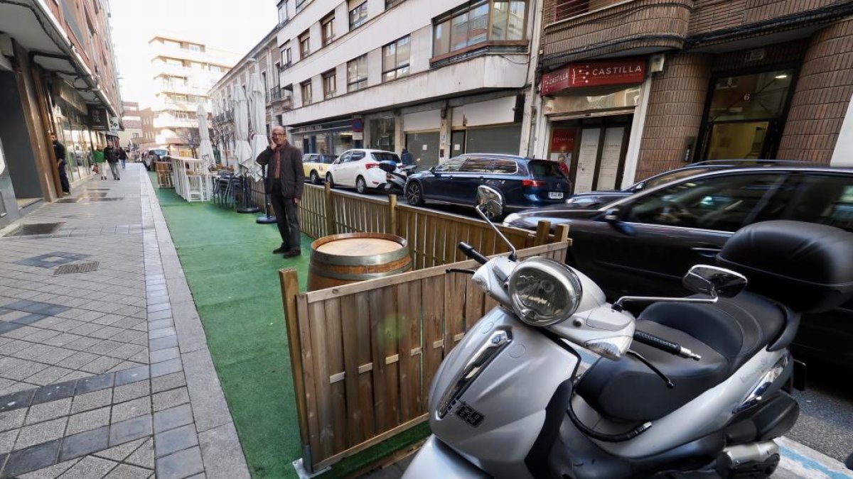 Terraza en aparcamiento en la calle Conde de Ribadeo.- PHOTOGENIC