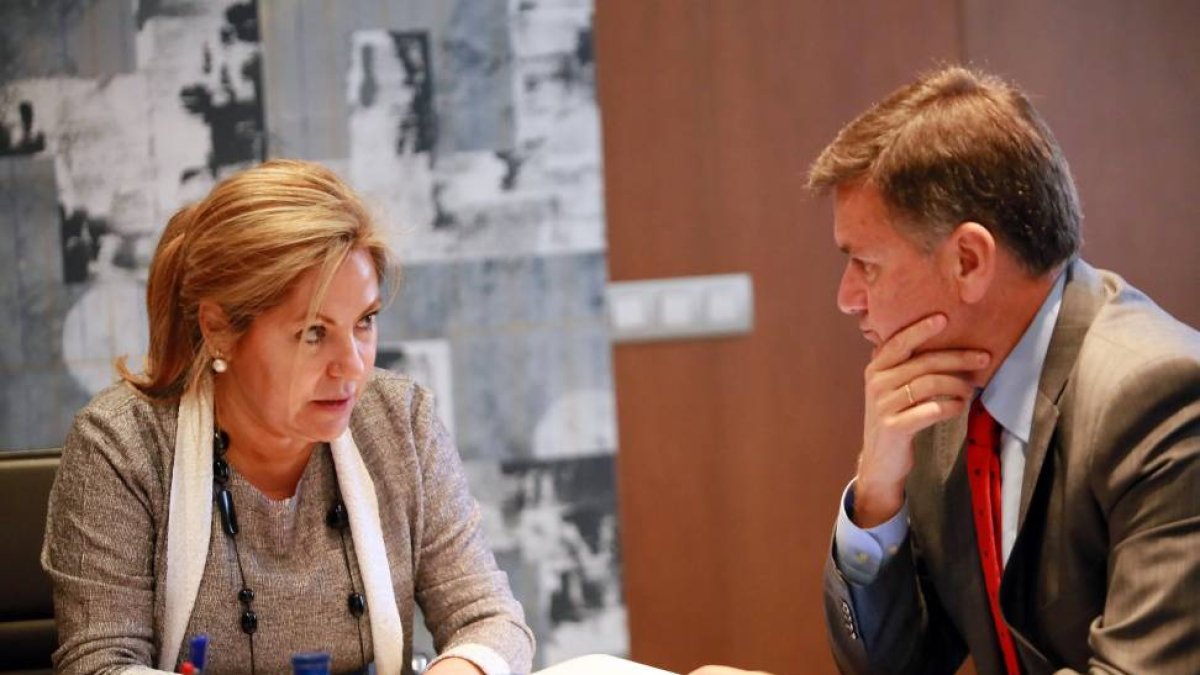Rosa Valdeón se reúne con Francisco Vázquez, para establecer la coordinación de la acogida de refugiados.-Ical