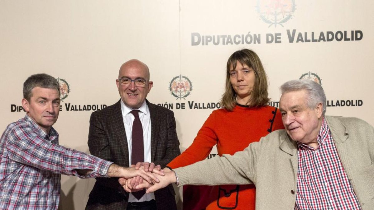 Luis Fernández Gamazo, secretario de Organización de CCOO Castilla y León; Jesús Julio Carnero, presidente de la Diputación de Valladolid; Ángela de Miguel Sanz, presidenta de la CVE; y Fernando Fernández, secretario provincial de UGT Valladolid-ICAL