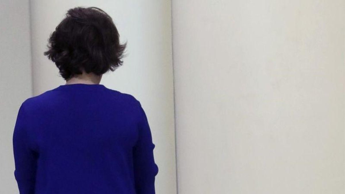 Soraya Sáenz de Santamaría de espaldas.-FERNANDO ALVARADO (EFE)