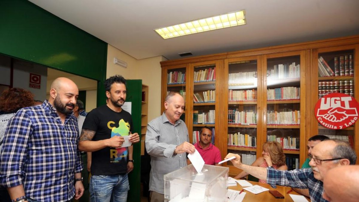 El secretario general de UGT en Castilla y León, Faustino Temprano, realiza su votación del preacuerdo por el empleo y la negociación colectiva con la patronal-Miriam Chacón / ICAL