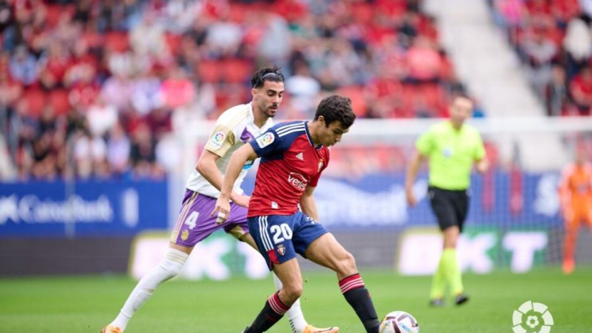 Kike Pérez presiona al local Manu Sánchez. / LA LIGA