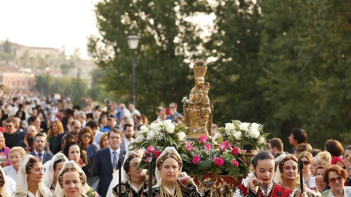 Tradicional ofrenda floral a la Virgen De la Vega patrona de la ciudad.-ICAL