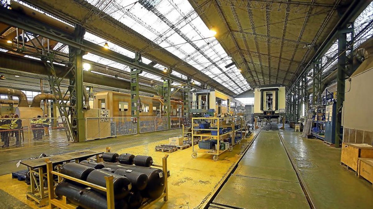 Nuevos talleres de Renfe del páramo de San Isidro ya equipados en su interior en una imagen de marzo de 2016.-ICAL