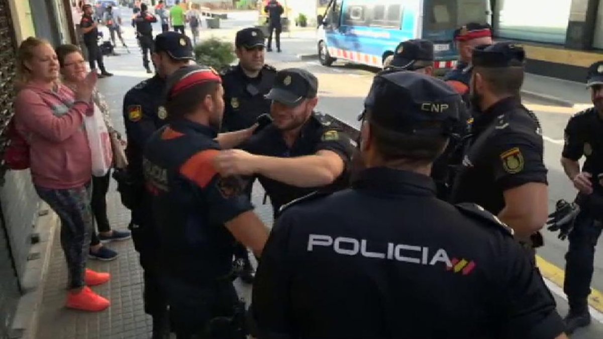 Mossos y Policias se abrazan en Pineda ante la marcha de estos últimos-EL PERIÓDICO
