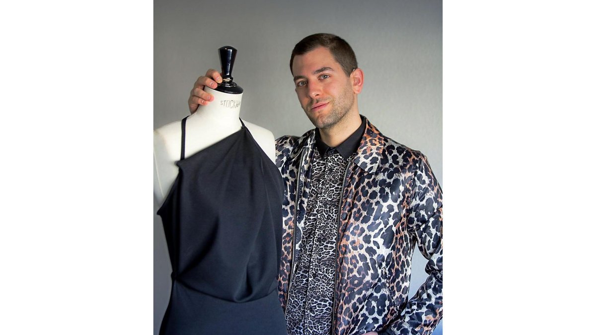 El diseñador de moda, Baro Lucas, junto a uno de sus diseños.-M. A. SANTOS