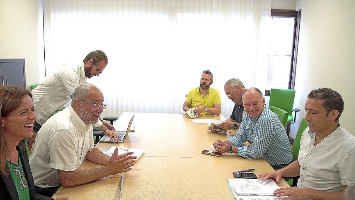 Francisco Igea, a la izquierda, frente a Faustino Temprano y Vicente Andrés, en la reunión mantenida ayer.-ICAL