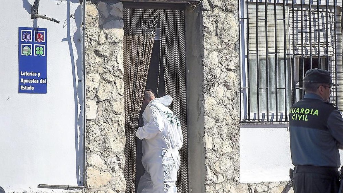 Un agente de la Policía Científica entra al bar donde se produjeron los hechos, en agosto de 2018.-MIGUEL ÁNGEL SANTOS