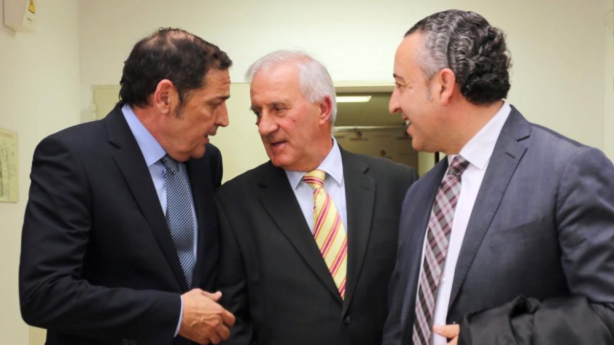 El consejero de Sanidad, Antonio Sáez (I), asiste a la VIII Edición de los Premios de Salud Mental de Castilla y León, organizados por Feafes. Junto a él, el presidente de la Federación Salud Mental de Castilla y Léon, Jesús Corrales (C)-Ical