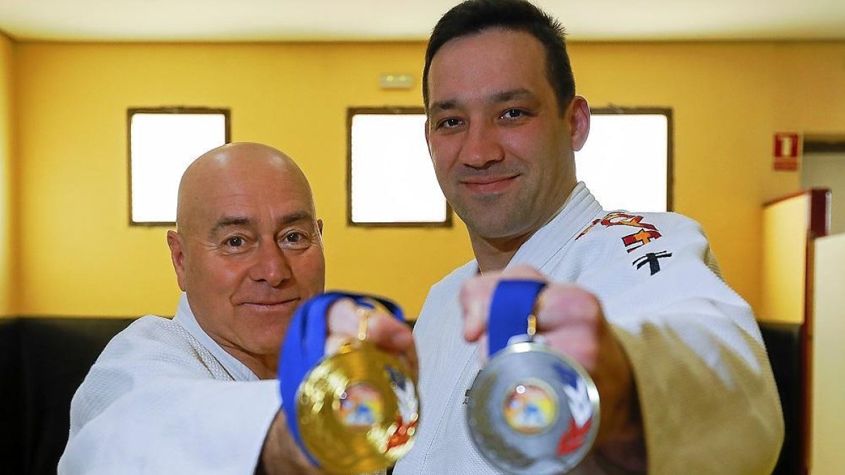 Cereijo y García posan en una foto de archivo con dos de sus medallas.-J.M. LOSTAU