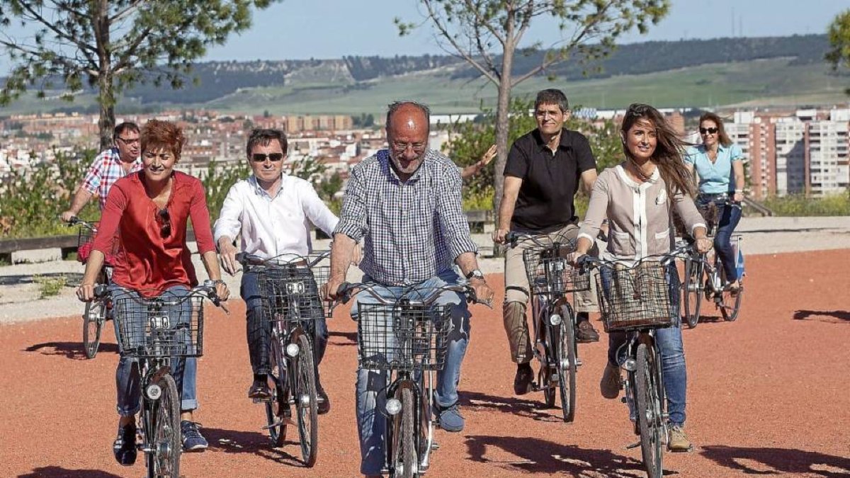Mayte Martínez, León de la Riva y Susana Súarez, alcaldesa de Zaratán, en bicicleta por el cerro de Las Contiendas.-Pablo Requejo