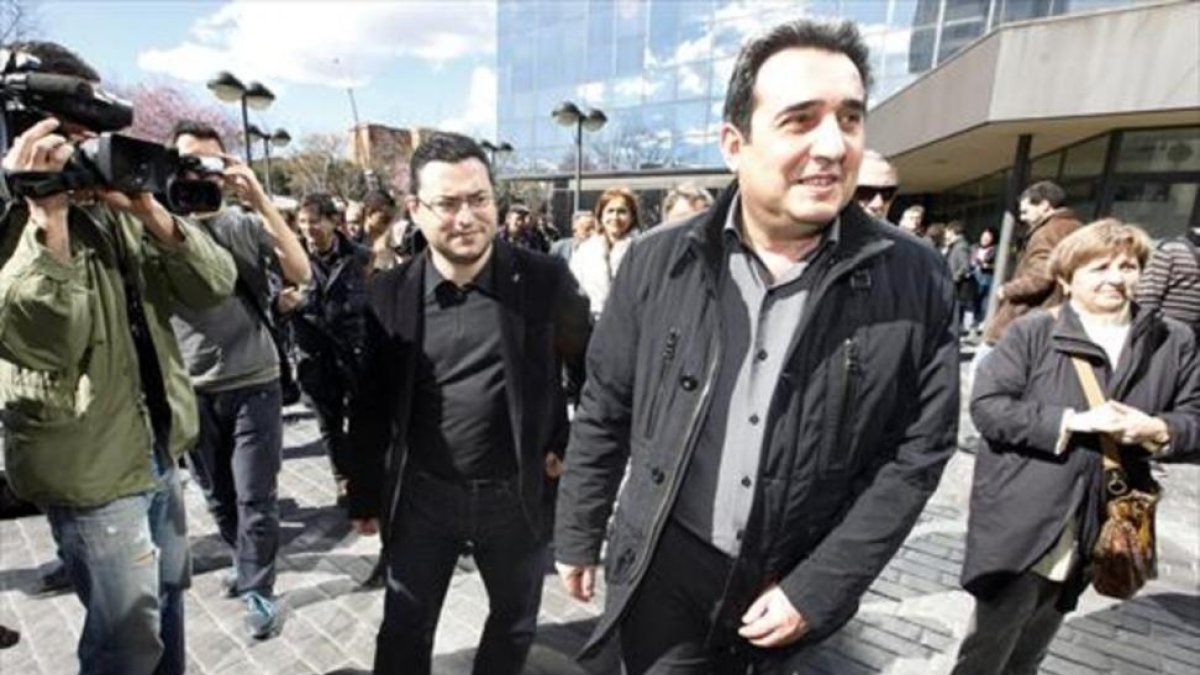 El exalcalde Manuel Bustos (derecha) sale de los juzgados, el 2013.-ARCHIVO / JOSEP GARCIA