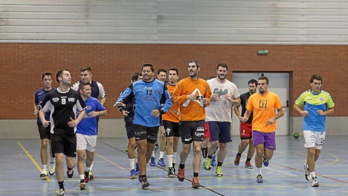 Plantilla del BM Arroyo durante el primer entrenamiento.-M. Á. Santos