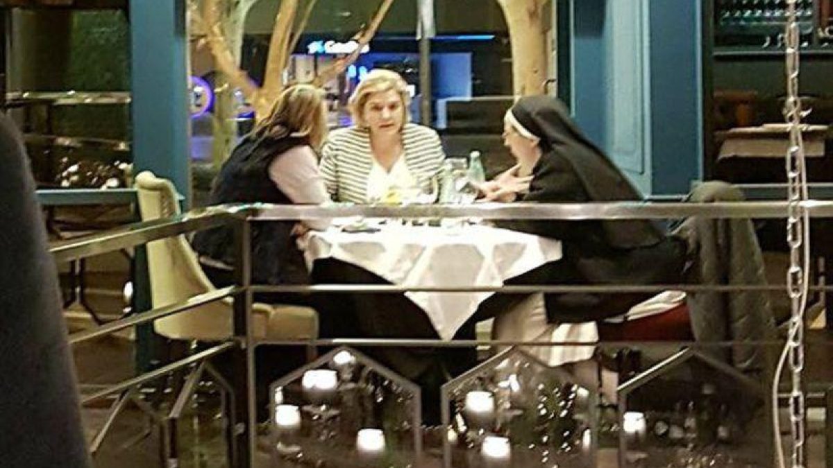 Helena Rakosnik, Pilar Rahola y Sor Lucía Caram, este lunes en un establecimiento de Barcelona.-EL PERIÓDICO